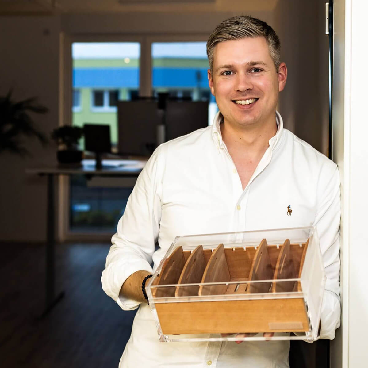 Daniel mit dem von ihm entwickelten Acryl-Glas-Humidor.